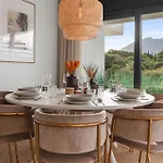 Modern 3-bedroom Family Centre * Εστεπόνα