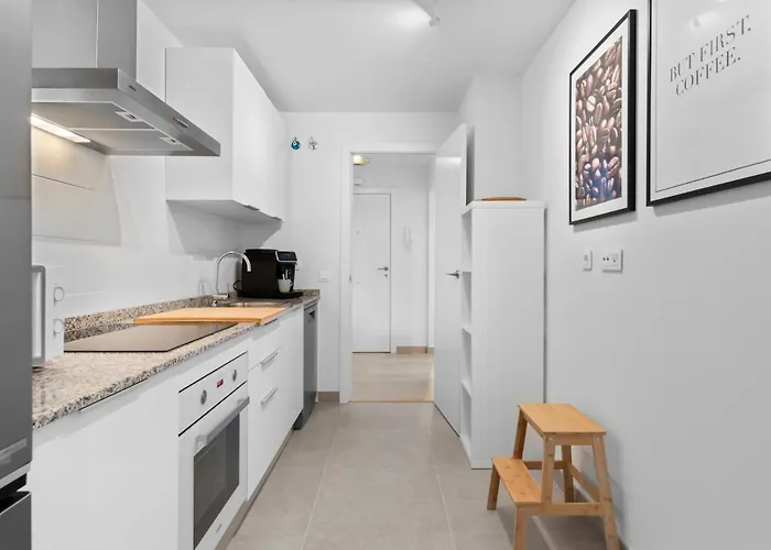 Modern 3-bedroom Family Centre * 에스테포나