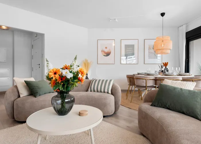 Modern 3-bedroom Family Centre 에스테포나