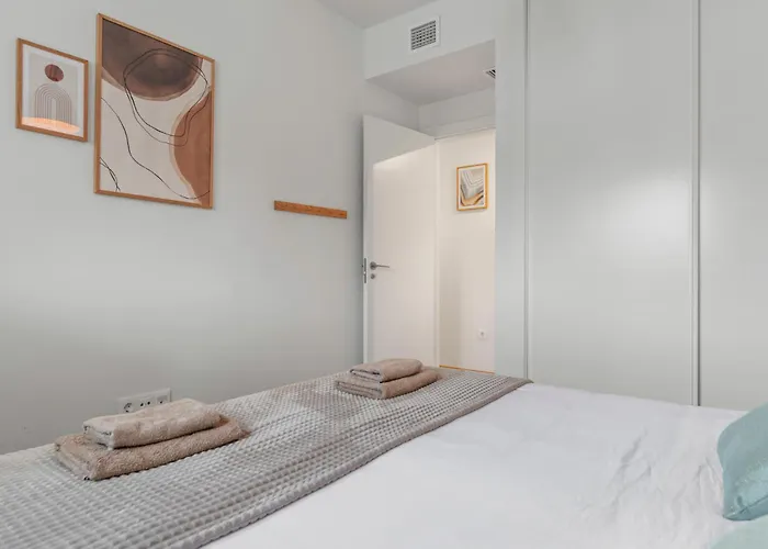 Modern 3-bedroom Family Centre * 에스테포나